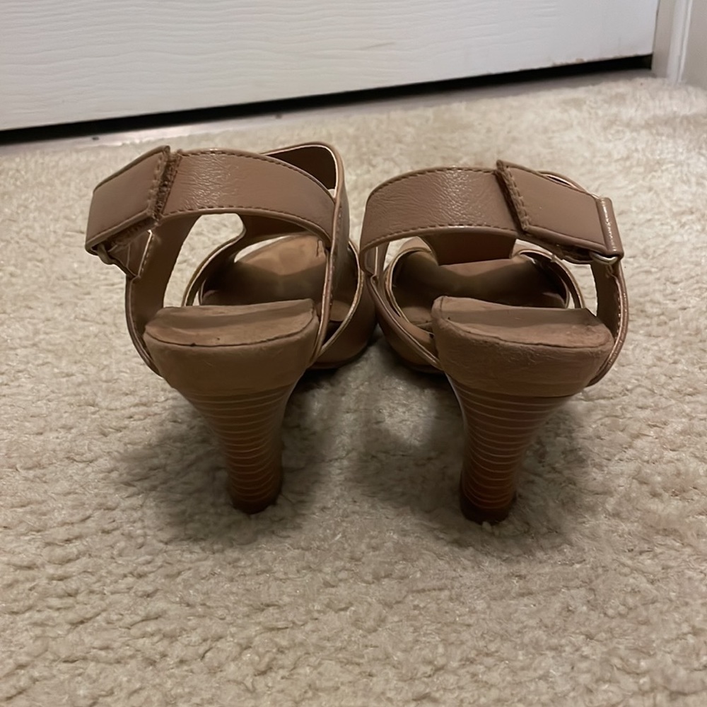 Tan heels - Picture 3 of 4